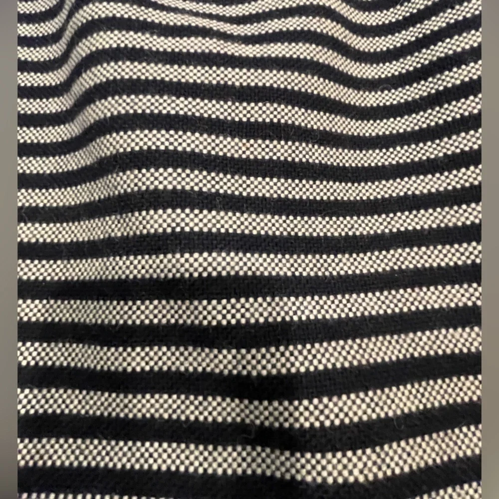 💙J Crew size 2 navy/off-white pencil skirt size 2. Flattering cut!